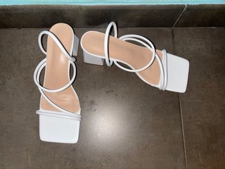 Sandalias tacón bajo blancas sin utilizar