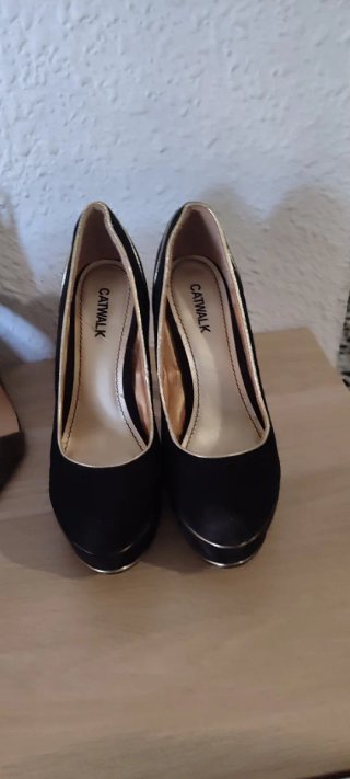 Botines rojos de cuña con perforaciones