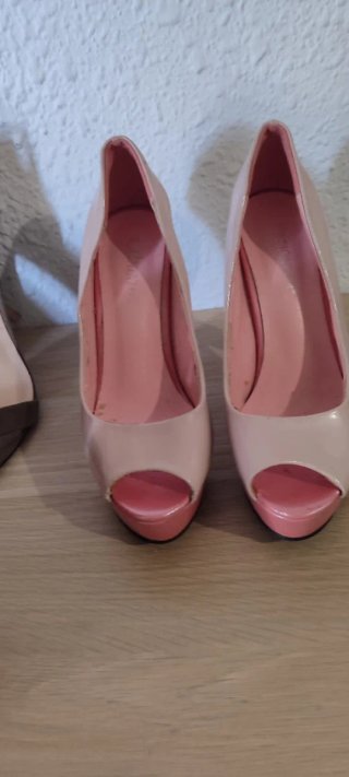 Botines rojos de cuña con perforaciones