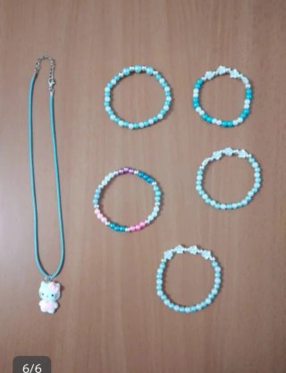 Conjunto de 5 pulseras elásticas y un collar