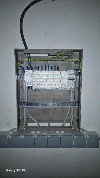 Electricista y Manitas Ofrezco servicios de: Ele