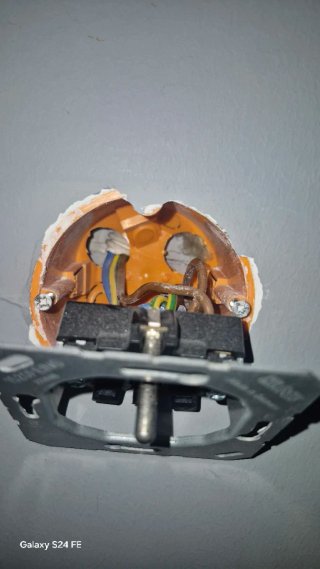 Electricista y Manitas Ofrezco servicios de: Ele