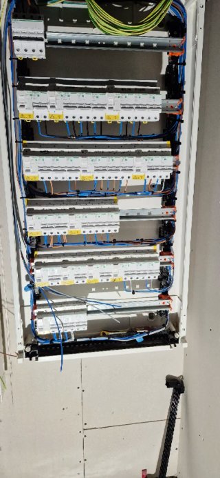 Electricista y Manitas Ofrezco servicios de: Ele