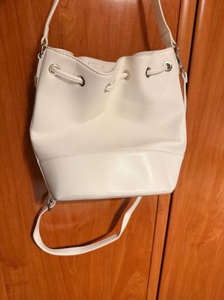 Bolso blanco tipo saco con doble correa