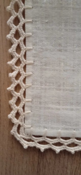 Tapete de mesa con crochet beige