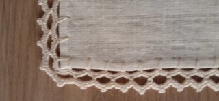 Tapete de mesa con crochet beige