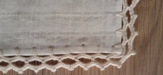 Tapete de mesa con crochet beige
