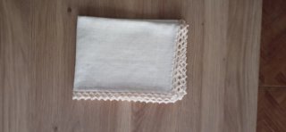 Tapete de mesa con crochet beige