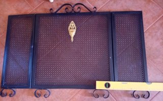 Salvachispas chimenea metal negro y dorado