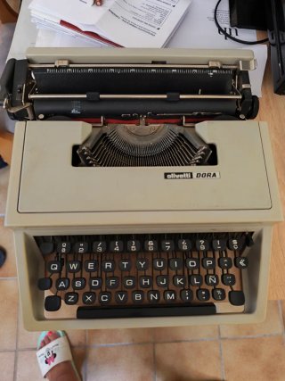 Máquina de escribir Olivetti DORA