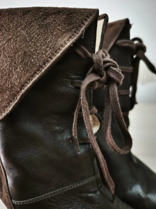 Botines Gloria Ortiz cordones tacón piel marrón T
