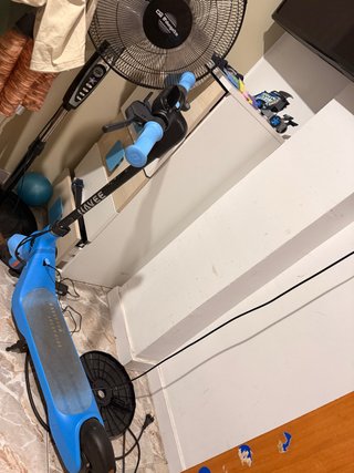 Patinete eléctrico azul Navee