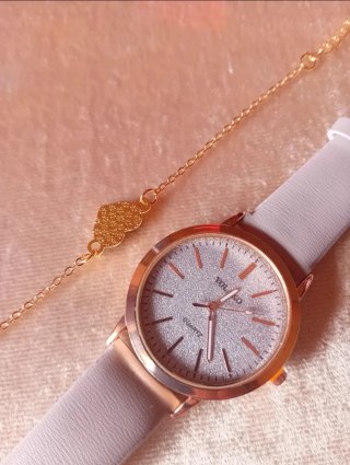 Reloj dorado con pulsera de corazón