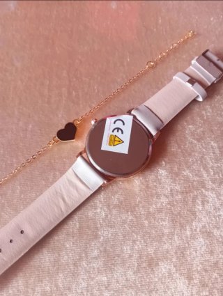 Reloj dorado con pulsera de corazón