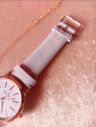 Reloj dorado con pulsera de corazón