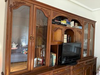 Mueble de salón de madera con vitrina