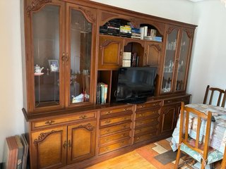 Mueble de salón de madera con vitrina