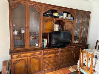 Mueble de salón de madera con vitrina