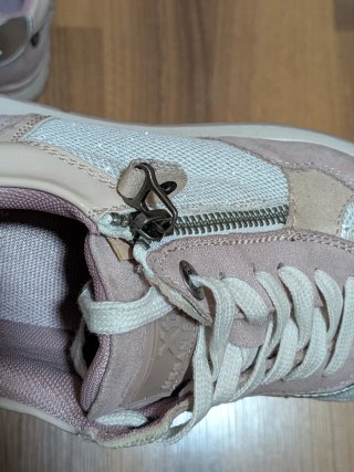 Zapatillas deportivas rosas y plateadas