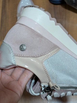 Zapatillas deportivas rosas y plateadas