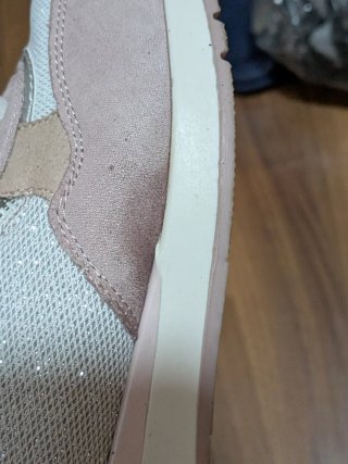 Zapatillas deportivas rosas y plateadas