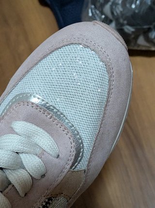 Zapatillas deportivas rosas y plateadas