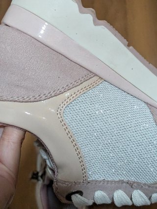 Zapatillas deportivas rosas y plateadas
