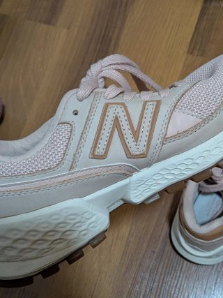Zapatillas New Balance Beige y Rosa