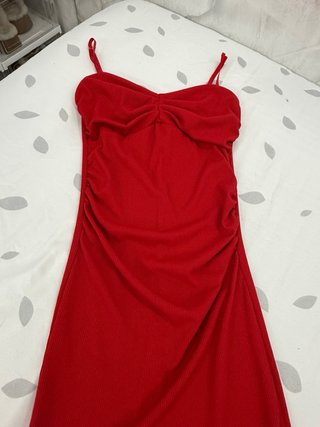Vestido rojo con abertura trasera
