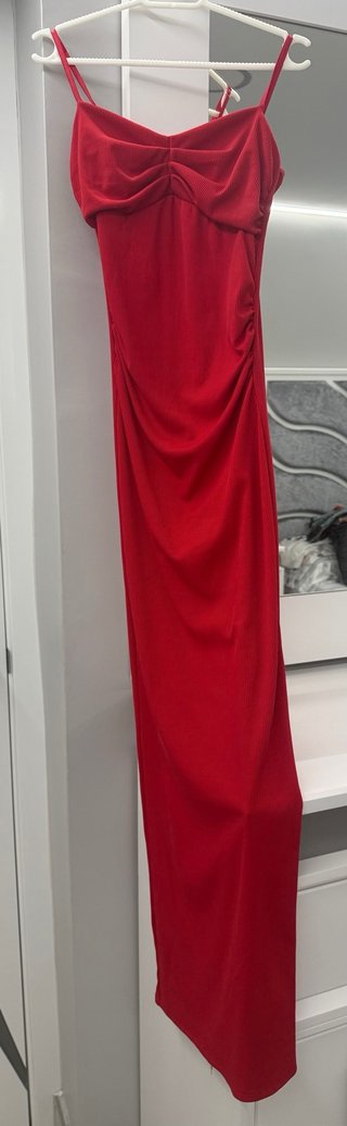Vestido rojo con abertura trasera
