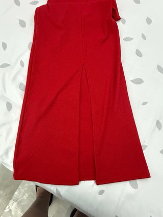 Vestido rojo con abertura trasera