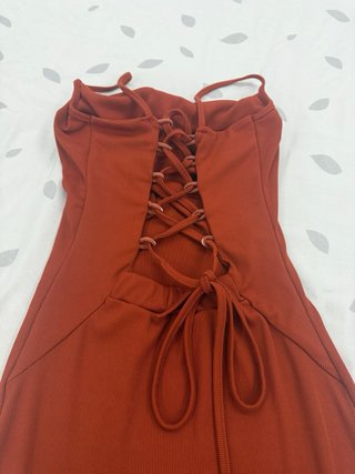 Vestido color caldera con  espalda cruzada al aire