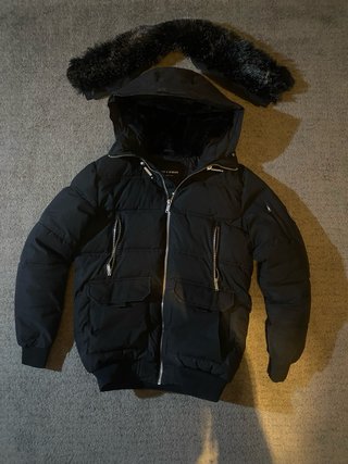 Abrigo negro con capucha de pelo