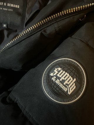 Abrigo negro con capucha de pelo