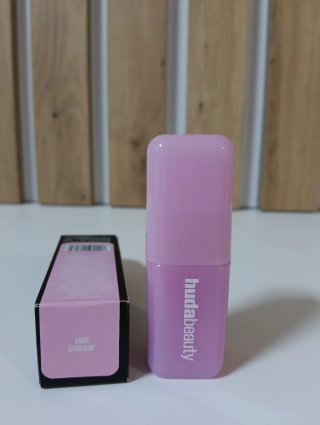 Colorete Huda Beauty tono ube cream