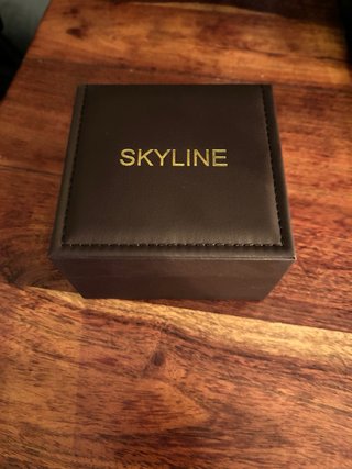 Reloj Skyline Hombre Negro y Dorado