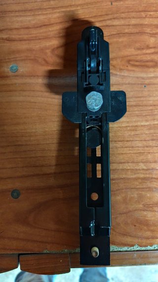 Embellecedor y sujeción metálica cinturón Vw Polo