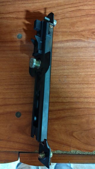 Embellecedor y sujeción metálica cinturón Vw Polo
