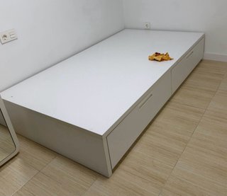 Cama blanca con cajones