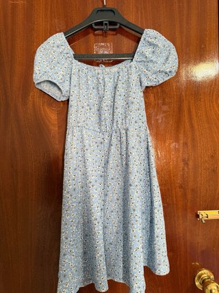 Vestido azul floral escote barco mangas cortas