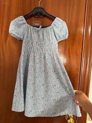 Vestido azul floral escote barco mangas cortas