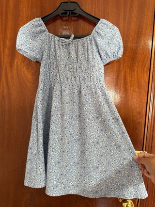 Vestido azul floral escote barco mangas cortas