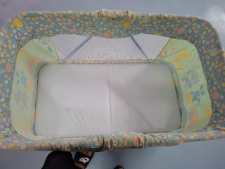 Cuna móvil para bebé con estampado infantil