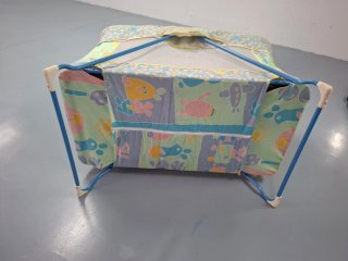 Cuna móvil para bebé con estampado infantil