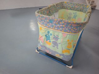 Cuna móvil para bebé con estampado infantil