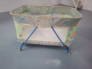 Cuna móvil para bebé con estampado infantil