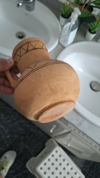 Jarra de madera artesanal decorada