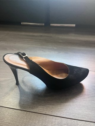 Elia B. Zapatos de tacón negros y beige