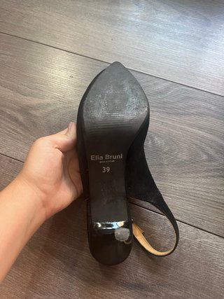 Elia B. Zapatos de tacón negros y beige