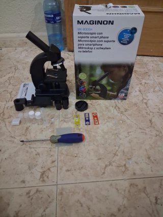 Microscopio  con accesorios